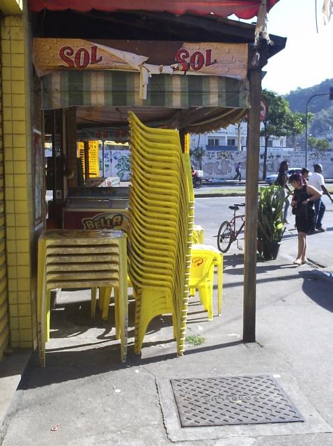 Bares prejudicam passagem