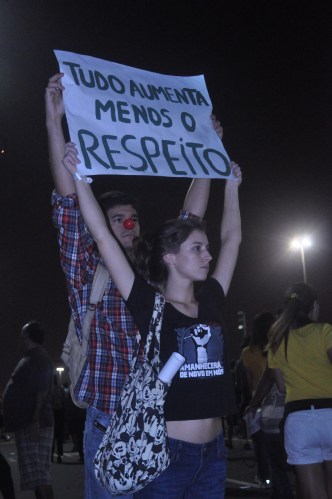 Os jovens levantam seus cartazes durante a manifestação pacífica (Foto: Cristiano Kubis)