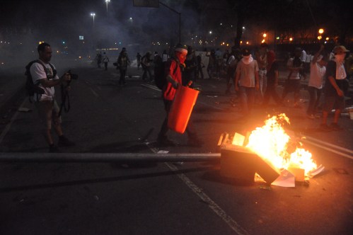 Após a paz, Manifestantes queimam radares na Av. Presidente Vargas