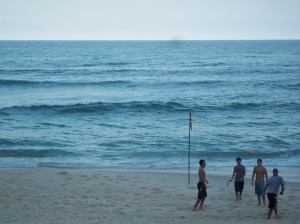 O banho de mar nem sempre é o foco dos frequentadores (Foto: Victor Moura)