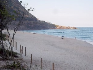 O difícil acesso e o controle na entrada preservam as belezas da Prainha (Foto: Victor Moura)