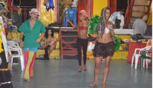 Dançarinos ensaiando movimentos e expressões (Foto: Liliane Andrade)