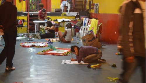 Os atores preparam o próprio cenário (Foto: Liliane Andrade)