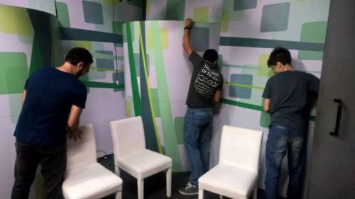 Monitores de Produção preparando cenário