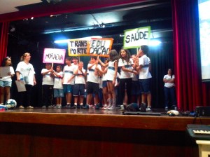 Placas em referência aos protestos das cidades.