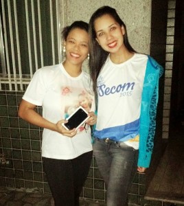 Dióice Lopes Vieira, ganhadora do Iphone 6 e Desirée Aguiar, aluna da UVA.