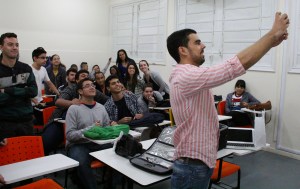 André Mourão tirando Selfie com a turma