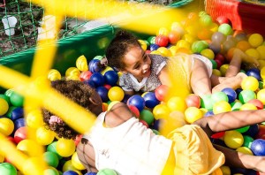 Crianças da comunidade brincando (foto: Isabel Gaudard)