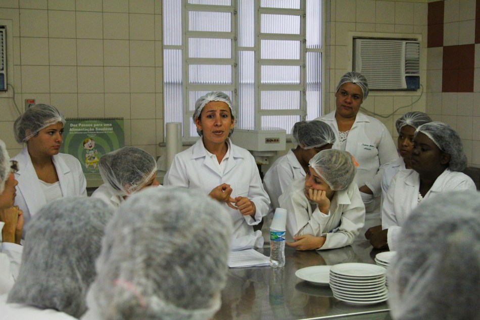 Professora Luciana Manhães durante minicurso no laboratório de nutrição