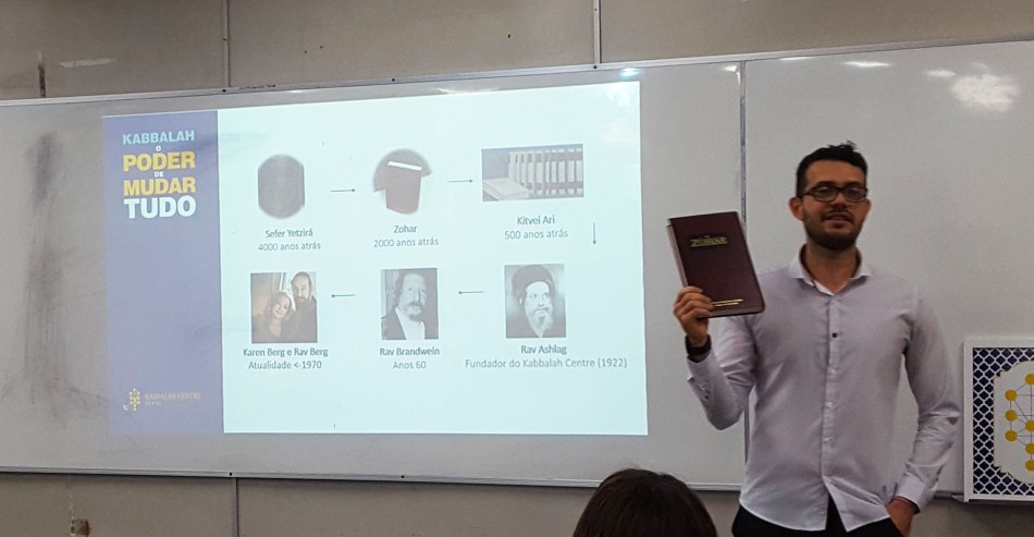 o-professor-shimon-ferreira-durante-a-palestra