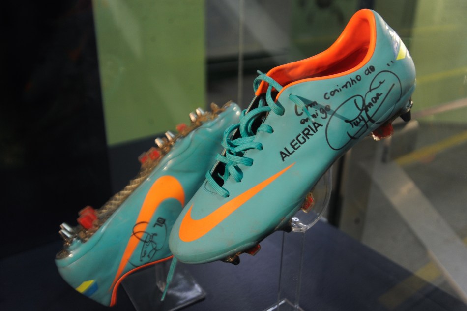 NeymarAutographedCleats2012.jpg