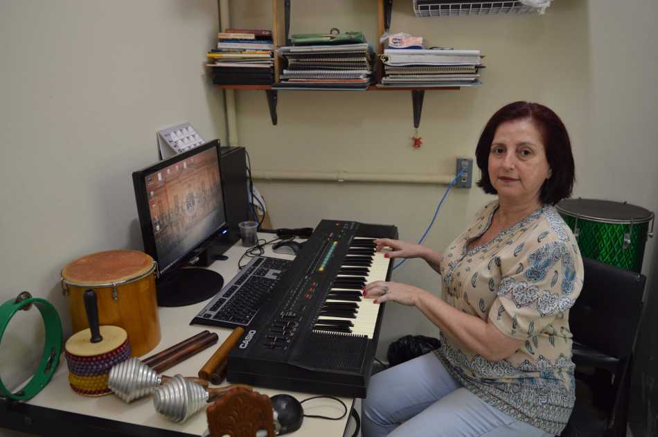 A musicoterapeuta Mariângela Aparecida Rezende Aleixo na sala de Musicoterapia do CDA. Foto: Camila Porto.