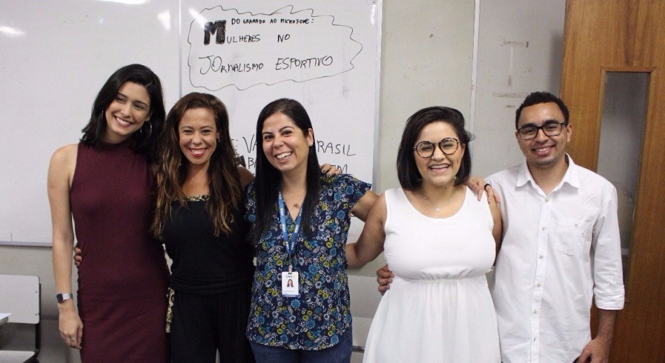 Depois do papo sobre mulheres no jornalismo esportivo, Gabriella Telles, Carla Matera, Patrícia Sá, Clara Lino e Marcello Neves fizeram questão de registrar o encontro. Foto: Luis Miguel