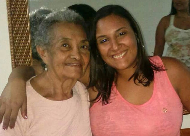 Lívia e a avó. [Foto: Arquivo pessoal]