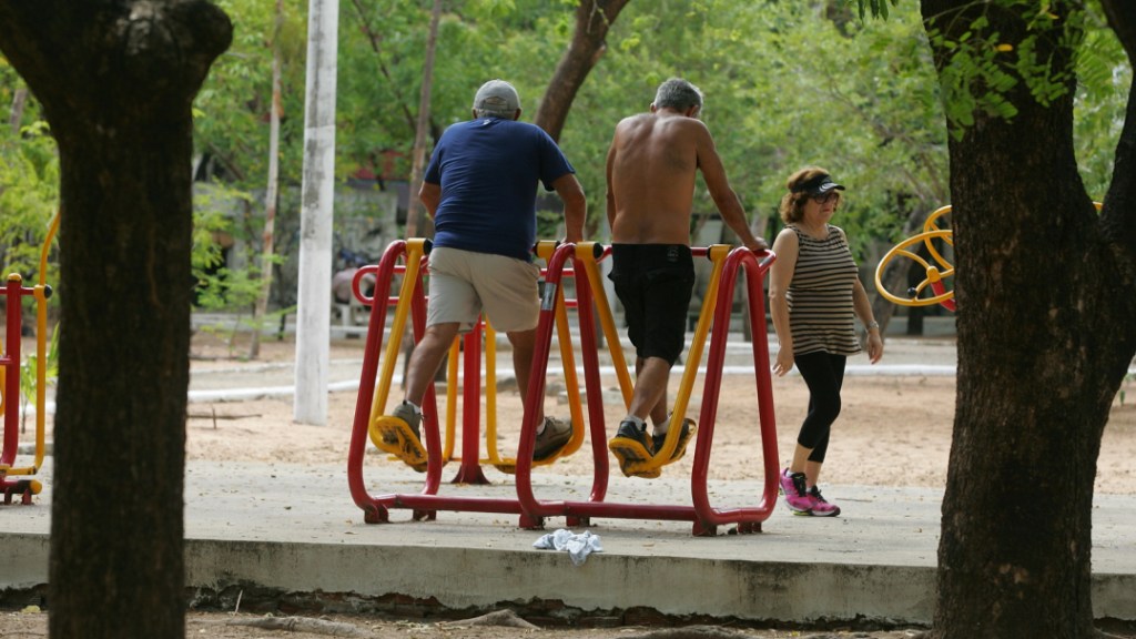 Equipamentos ao ar livre são usados para o exercício físico. Foto: Zahyr Neto / AgênciaUVA