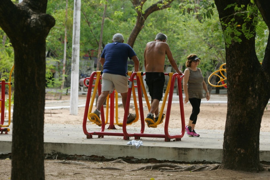 Equipamentos ao ar livre são usados para o exercício físico. Foto: Zahyr Neto / AgênciaUVA
