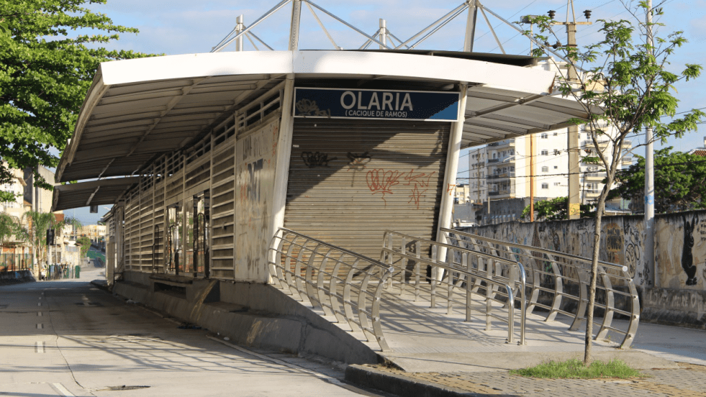 Estação do BRT de Olaria, fechada por causa de vandalismo, furto de equipamentos e cabos elétricos. Foto: Francisco V. Santos / AgênciaUVA