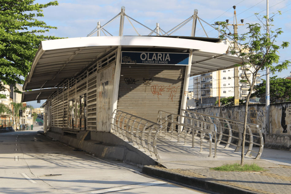 Estação do BRT de Olaria, fechada por causa de vandalismo, furto de equipamentos e cabos elétricos. Foto: Francisco V. Santos / AgênciaUVA