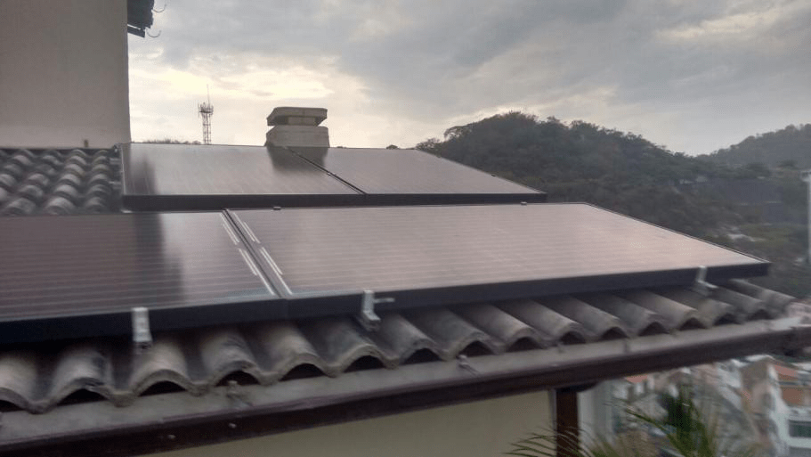 Instalação solar residencial na zona sul do Rio de Janeiro. Foto cedida por Tatiana Matos 