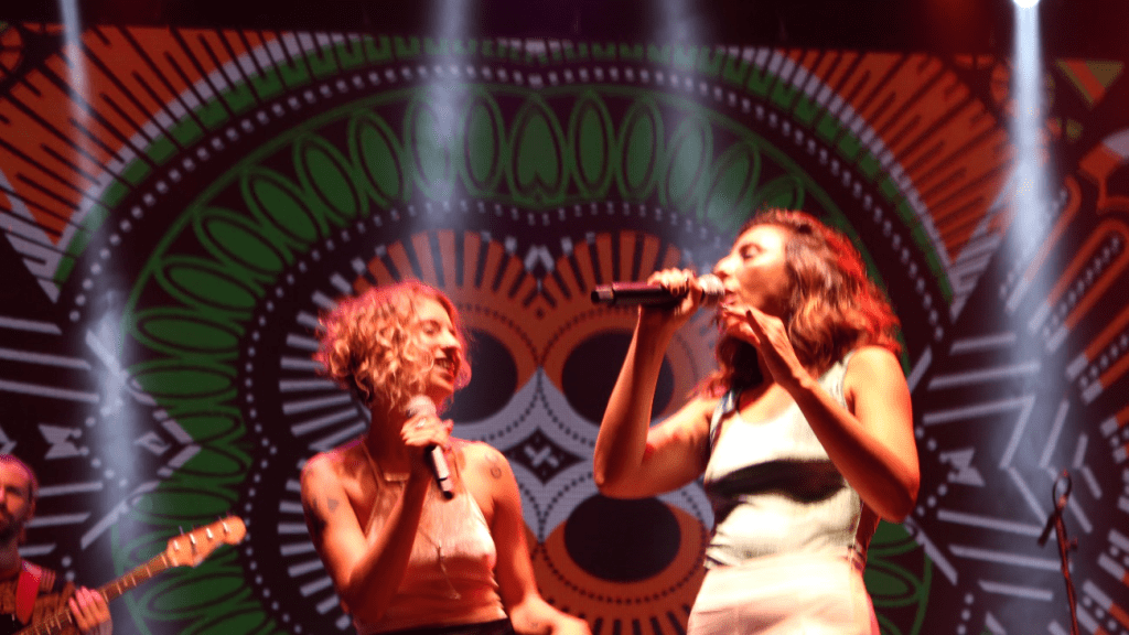 Julia Vargas cantou com Aline Paes no palco do MIMO Festival Rio de Janeiro. Foto: Francisco V. Santos / AgênciaUVA