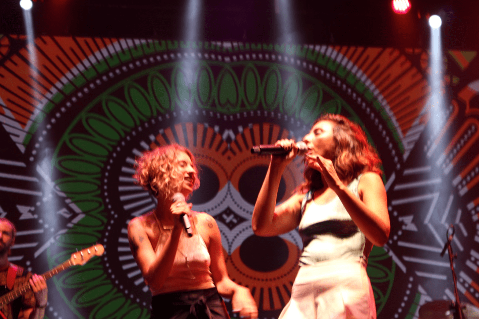 Julia Vargas cantou com Aline Paes no palco do MIMO Festival Rio de Janeiro. Foto: Francisco V. Santos / AgênciaUVA