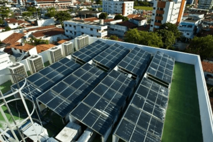 Painéis de captação de energia solar para aquecimento de água no Verde Green Hotel, em João Pessoa-PB (Toddy Holland)