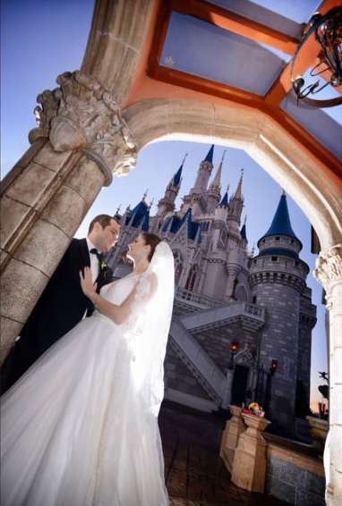 Bruna e noivo em frente ao tradicional castelo da Cinderela, no parque temático Magic Kingdon. Foto: Arquivo pessoal