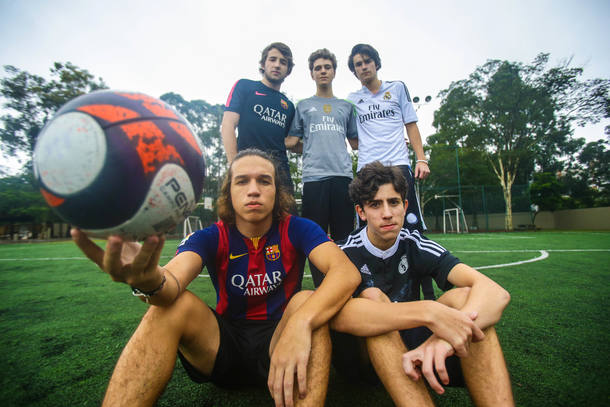 Caio, vestindo camisa do Real Madrid, e seus amigos do colégio. Foto: acervo pessoal