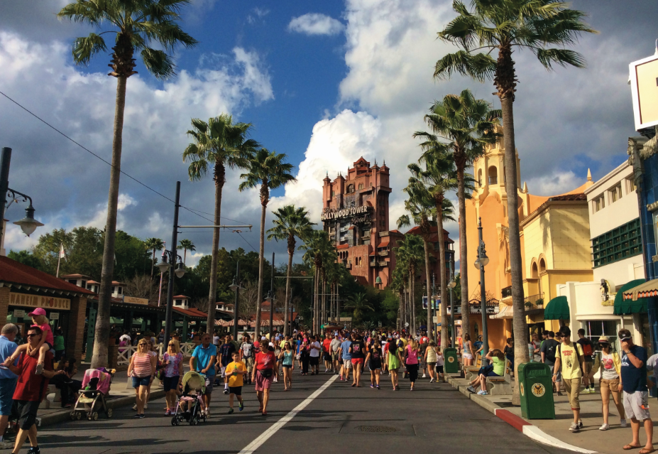 Nele há o Hollywood Tower, o elevador que despenca e faz os visitantes sentirem frio na barriga. Foto: Azul Travel