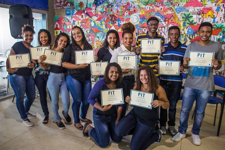 Alunos celebram a conquista do diploma recebido Foto Amaury Alves Viva Rio