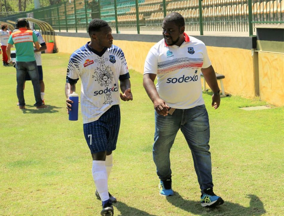 À direita, Wesley Assis passando instruções a um de seus jogadores