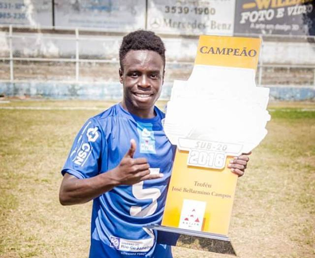 Jean segurando o troféu do título da Copa Alterosa Sub20 de 2016