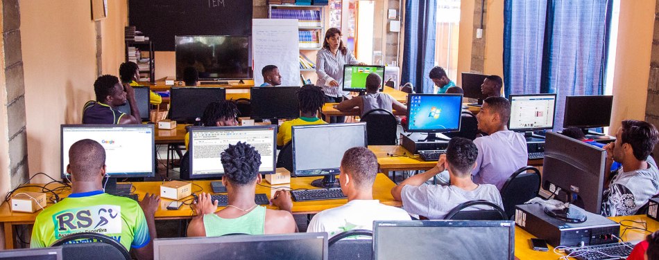 Paula orientando e levando o aprendizado aos atletas da Academia Pérolas Negras
