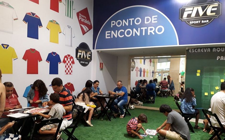 Shopping de Salvador criou uma área especial para garantir o conforto na hora da troca de figurinhas do álbum da Copa do Mundo. Foto: Paralela Shopping / Divulgação
