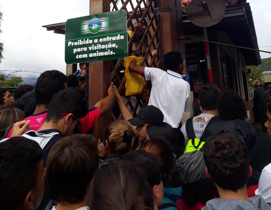 Tumulto de torcedores da Seleção Brasileira em Teresópolis