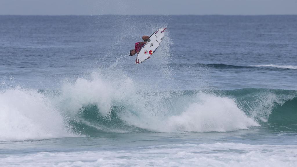 Gabriel Medina ano passado com um aéreo. Foto: Daniel Smorigo / Divulgação / WSL