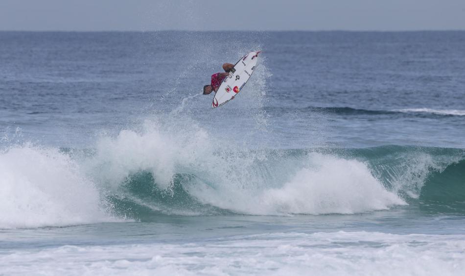 Gabriel Medina ano passado com um aéreo. Foto: Daniel Smorigo / Divulgação / WSL