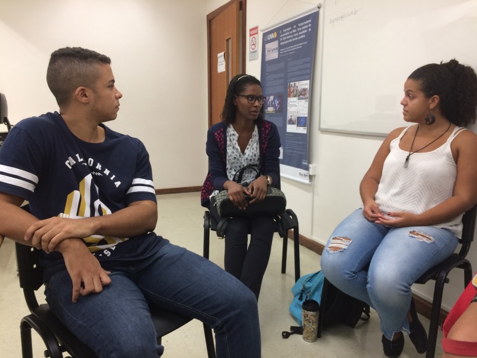 Estudantes 'vendem' suas matérias nas reuniões de pauta. Foto: Patrícia Sá Rêgo / AgênciaUVA