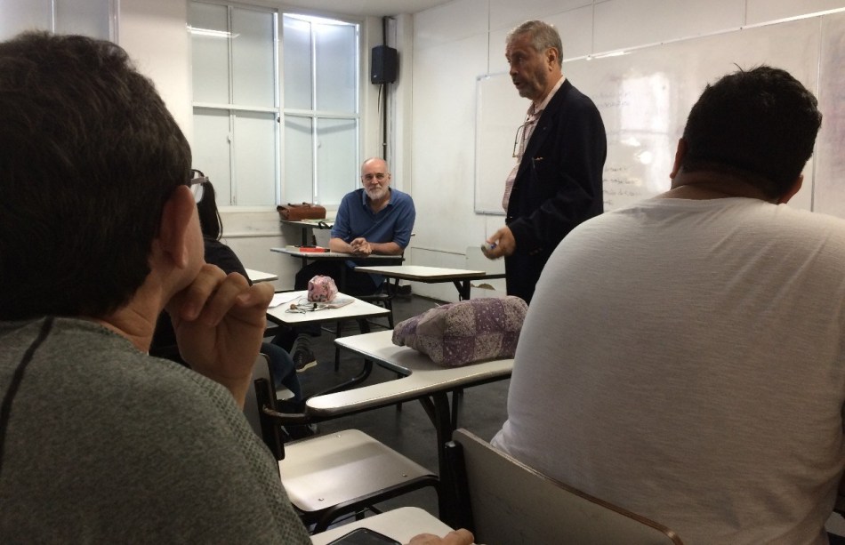 Parceria com profissionais do 'Diário da Província'. Na foto, o jornalista Eduardo Simbalista e Jason Prado (sentado ao fundo) conversam com estudantes da UVA. Foto: Patrícia Sá Rêgo / AgênciaUVA
