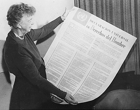 A ex primeira-dama dos Estados Unidos Eleanor Roosevelt com uma versão da Declaração Universal dos Direitos Humanos em espanhol, 1949. Foto: Reprodução
