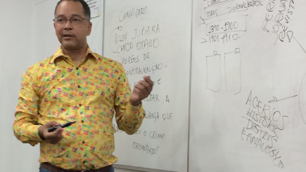 Jornalista Aloy Jupiara fala sobre o processo de investigação para o livro "Os porões da contravenção" a alunos da UVA. Foto: Patrícia Sá Rêgo / AgênciaUVA