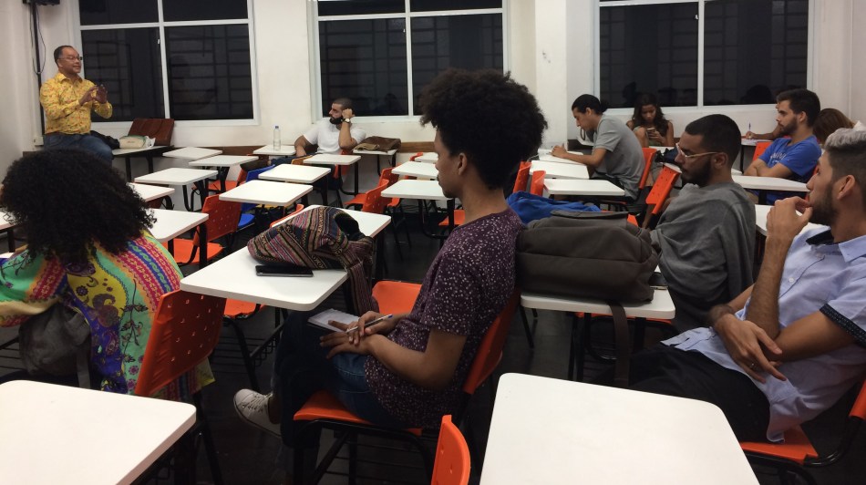 Papo entre jornalista Aloy Jupiara com alunos da disciplina Tópicos especiais em jornalismo especializado, no Campus Tijuca da UVA. Foto: Patrícia Sá Rêgo / AgênciaUVA