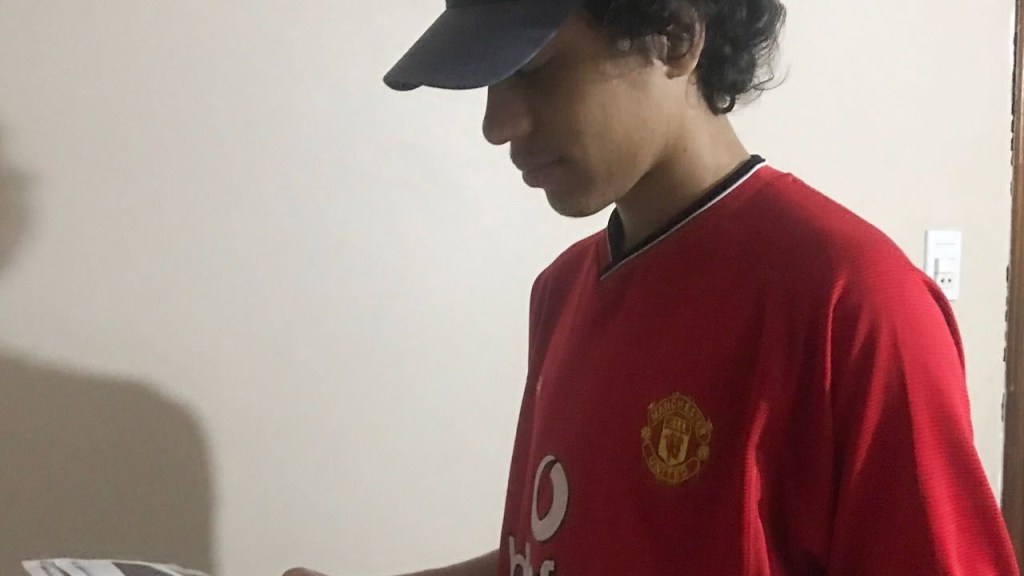 Arthur Rodrigues busca informações sobre a política nacional nos jornais. Foto: Stella Gomes