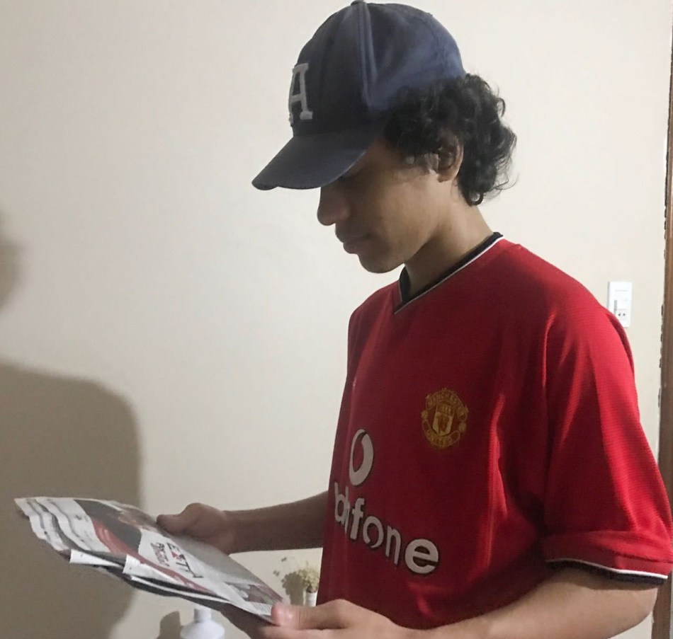 Arthur Rodrigues busca informações sobre a política nacional nos jornais. Foto: Stella Gomes