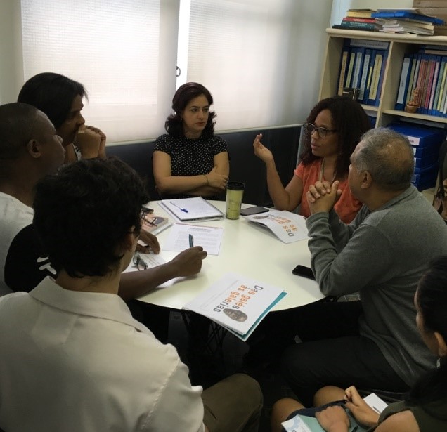 Cláudia Rocha mediando uma reunião em seu espaço de trabalho no museu (Foto - Felippe Naus)