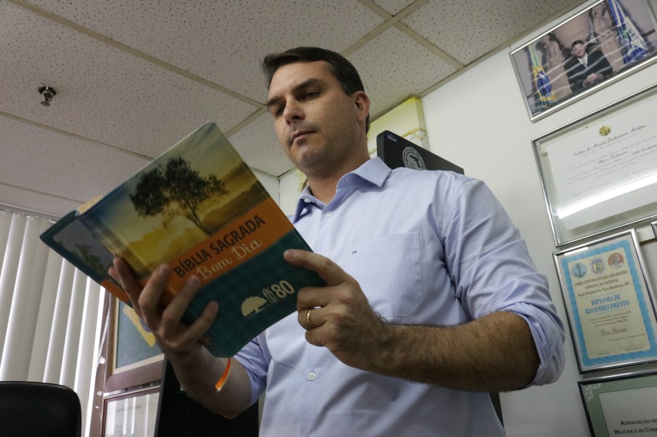 Em seu gabinete na Câmara, Flávio Bolsonaro mantem uma Bíblia. Foto: Fabrícia Sterce