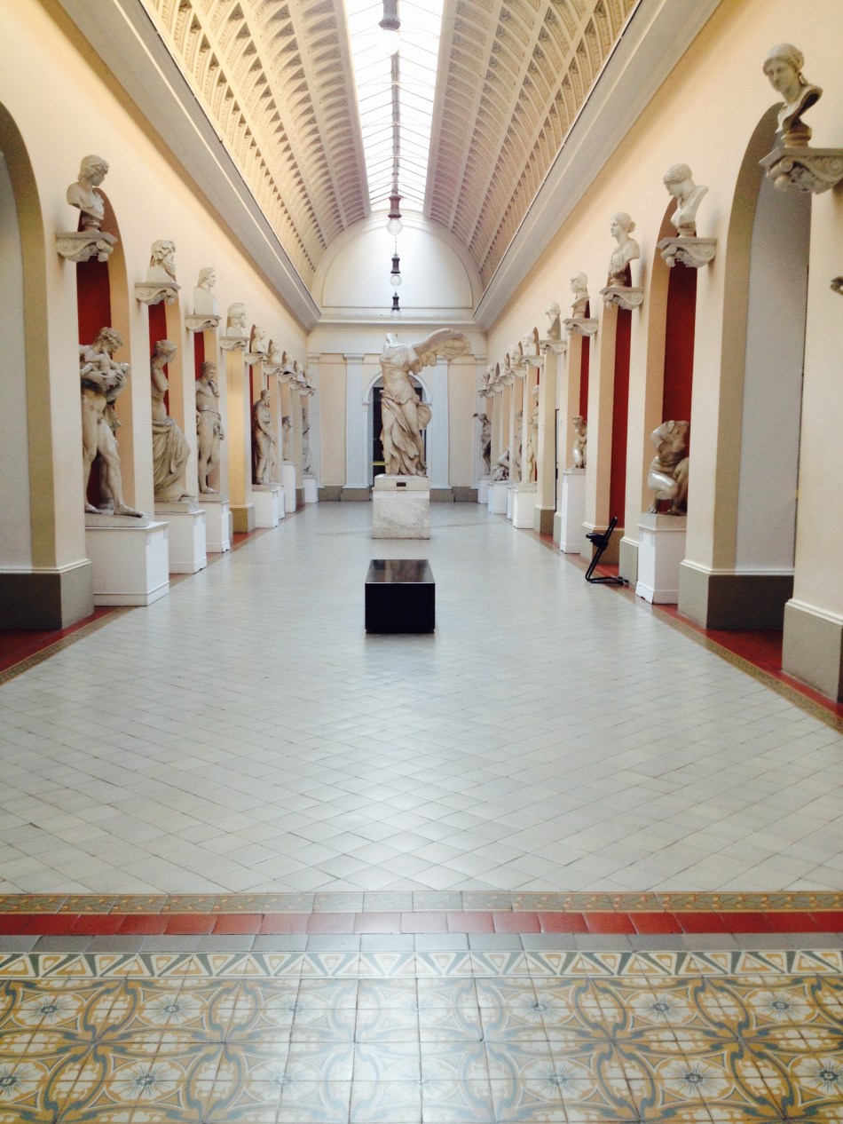 Escultura Vitória de Samotrácia no saguão de entrada do MNBA. Foto: Felippe Naus