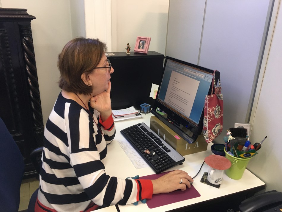 Laura Abreu e o constante exercício de pesquisa para as curadorias. Foto: Felippe Naus