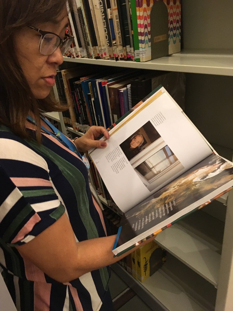 A bibliotecária Mary Komatsu exibe os livros do acervo com orgulho. Foto: Felippe Naus