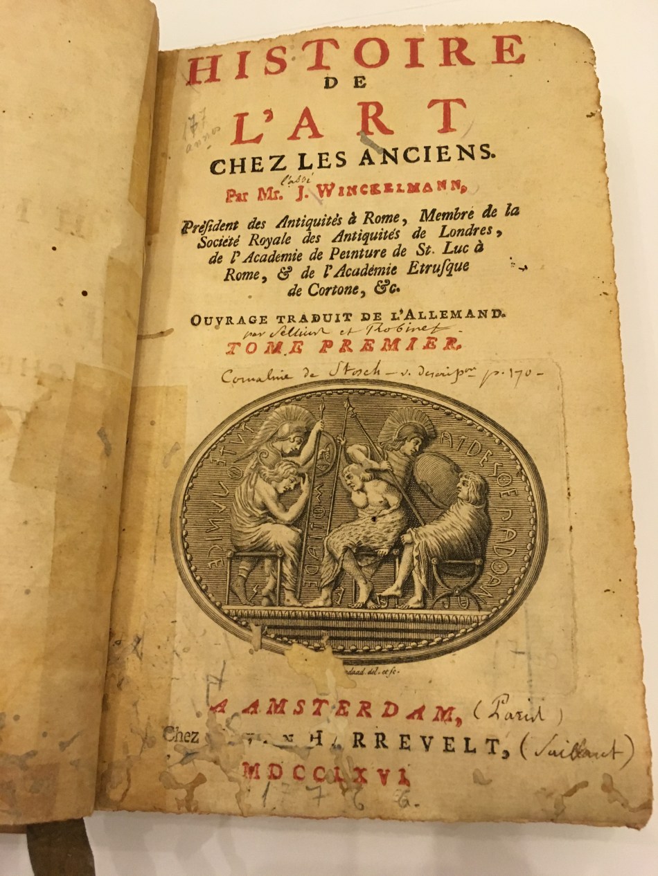 Um dos livros raros mais antigos da biblioteca do MNBA. Foto: Felippe Naus